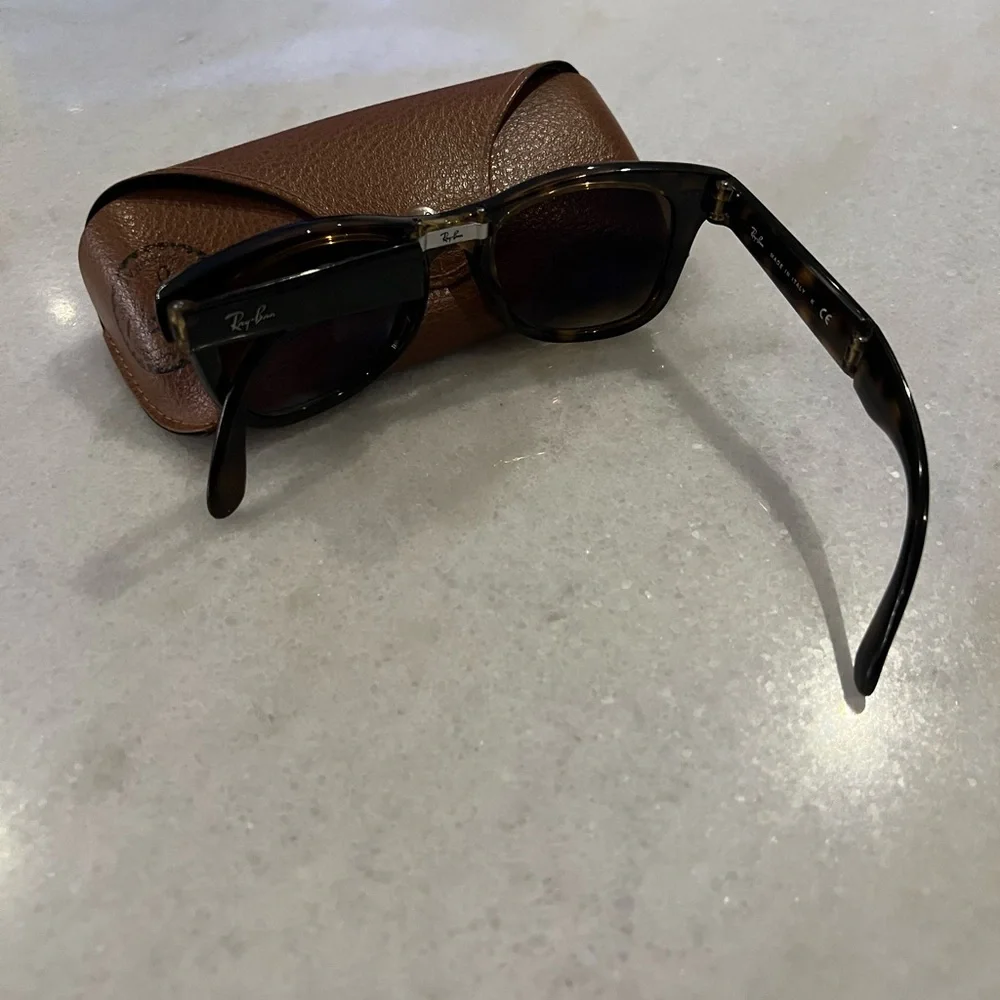 Ray-Ban Folding Wayfarer Tortoise Sunglasses - Picture 7 of 9